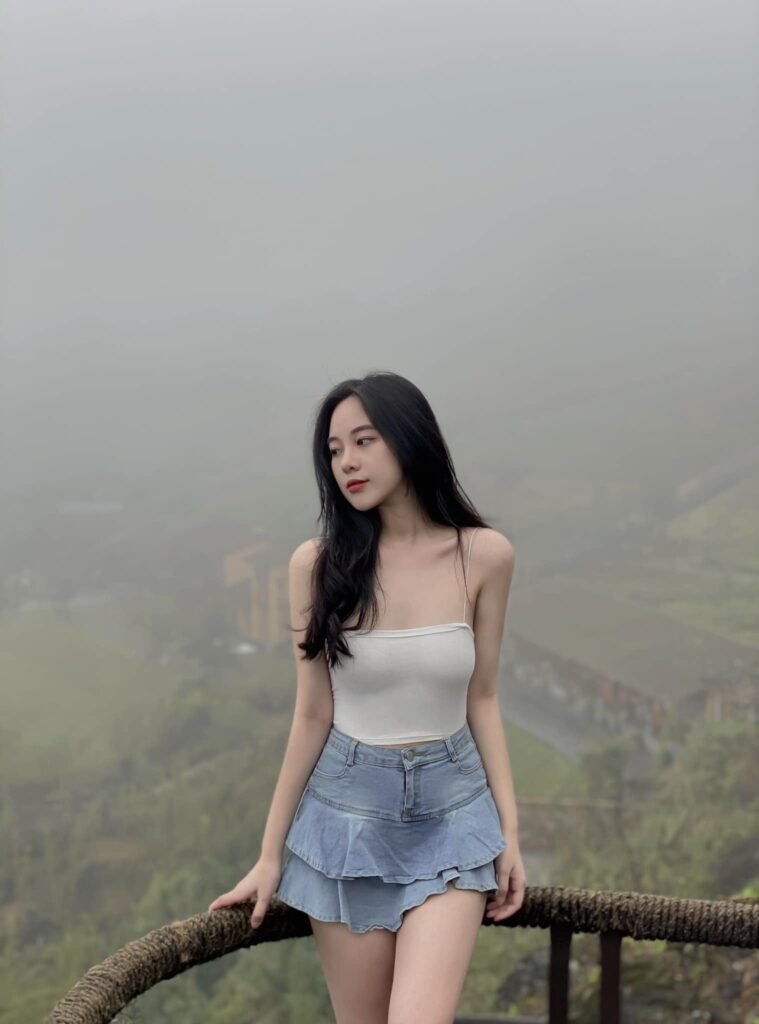 Hình Gái Xinh Đeo Mắt Kính Xu Hướng Thời Trang Tóc Hot Nhất Hiện Nay Đang Gây Sốt